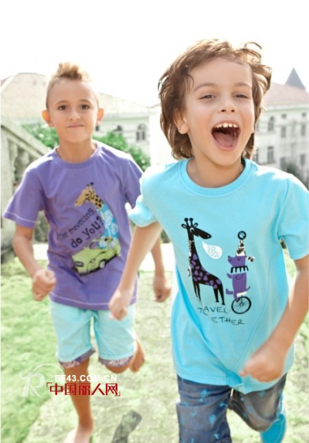 亮色系T恤怎么搭配 亮色T恤配什么颜色裤子