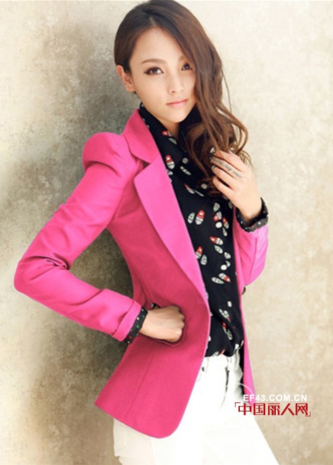 桃红色春装小外套搭配什么颜色的裤子好看