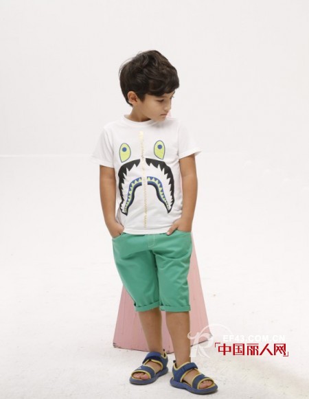 薄荷绿裤子配什么上衣 绿色裤子怎么搭配衣服