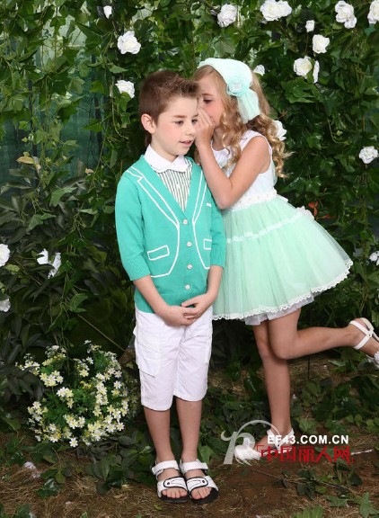 薄荷绿上衣配什么颜色裤子 春夏季节穿什么颜色比较好