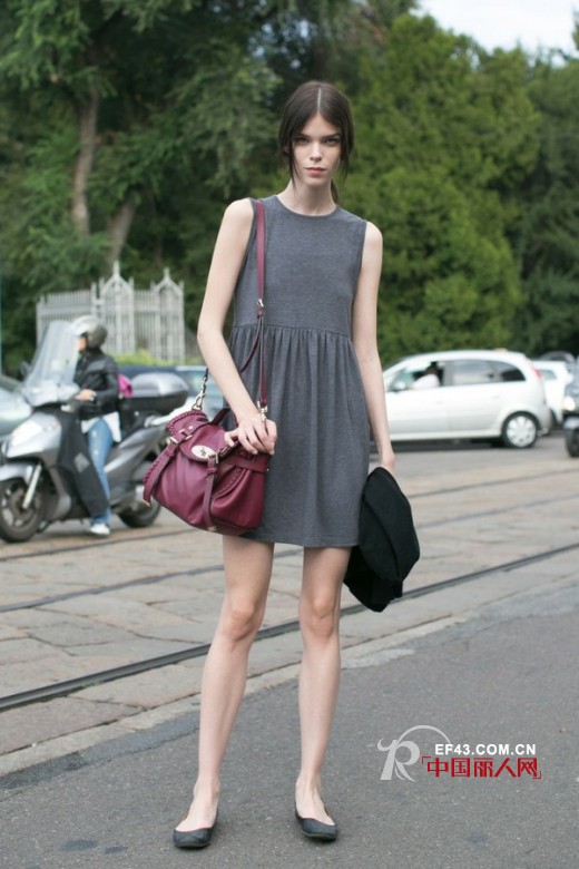 无袖连衣裙怎么穿才好看 无袖连衣裙怎么搭配