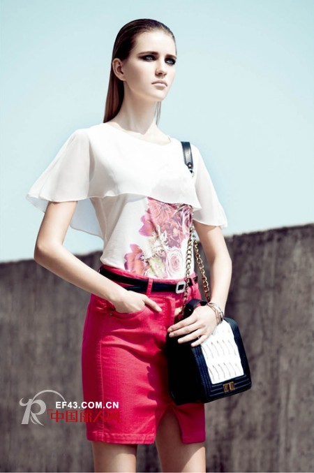 暗红色是什么样的 暗红色连衣裙 短裙怎么搭配