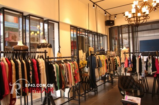 热烈祝贺雅芙品牌女装虎门店隆重开业