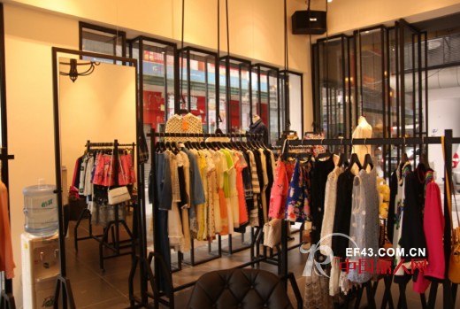 热烈祝贺雅芙品牌女装虎门店隆重开业