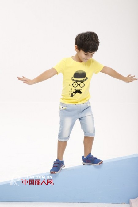 夏季黄色T恤怎么搭配 黄色T恤搭配什么颜色裤子