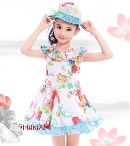 碎花连衣裙怎么搭配 夏天连衣裙什么款式比较流行