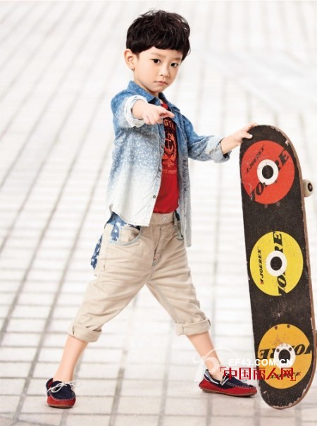 牛仔衬衫配什么裤子 牛仔碎花衬衫款式搭配背带裤