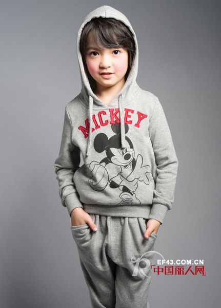 宝蓝色卫衣怎么搭配 春季长袖卫衣配什么颜色