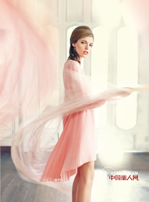 新款粉色连衣裙推荐 会打扮做知性女人