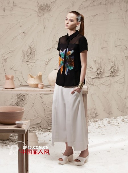 白色裤子配什么上衣 阔腿裤怎么搭配上衣