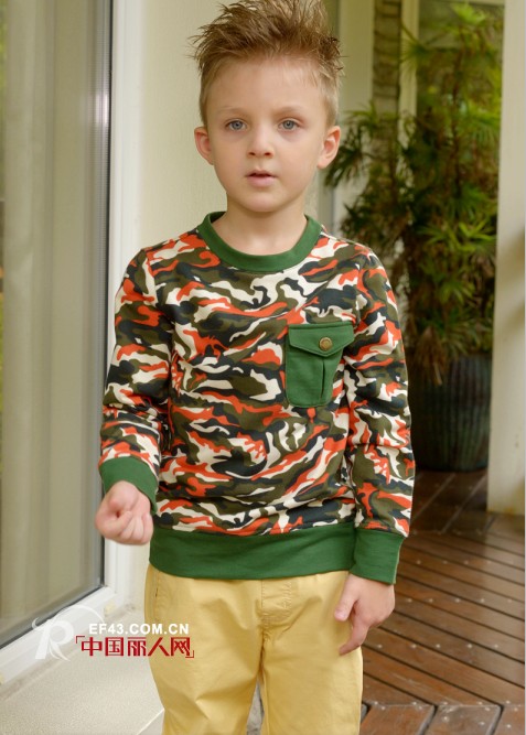 春季童装迷彩图案点缀怎么搭配 迷彩外套怎么搭配
