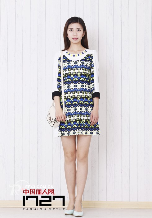 1727时尚女装-几何元素印花时尚