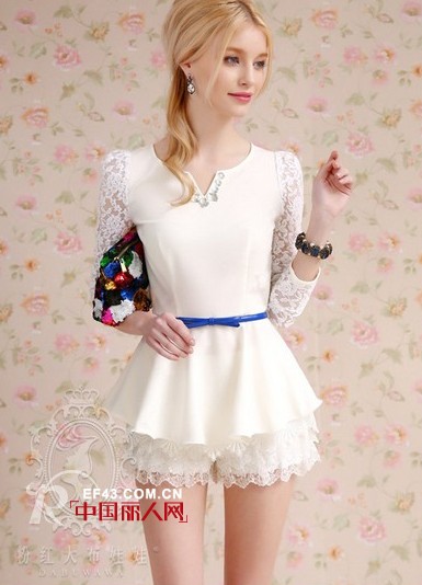 春季新装搭配 蕾丝拼接V领白衬衫