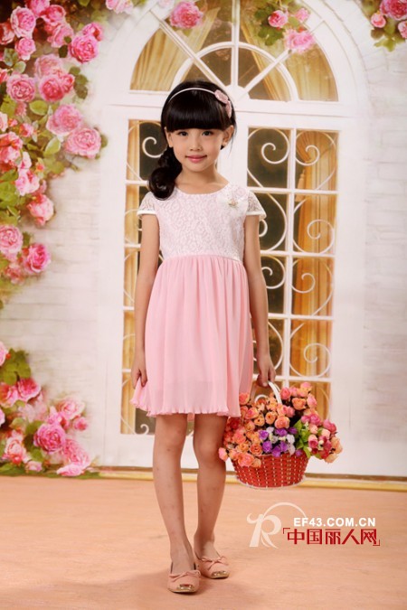 连衣裙什么颜色好看 夏天连衣裙怎么搭配好看