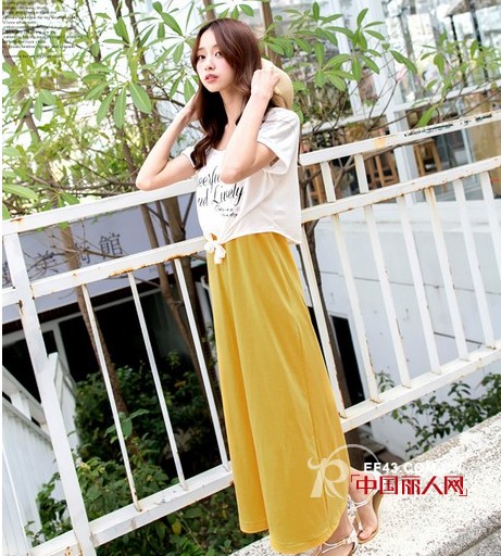 街头连衣裙搭配 半身长裙尽显飘逸感