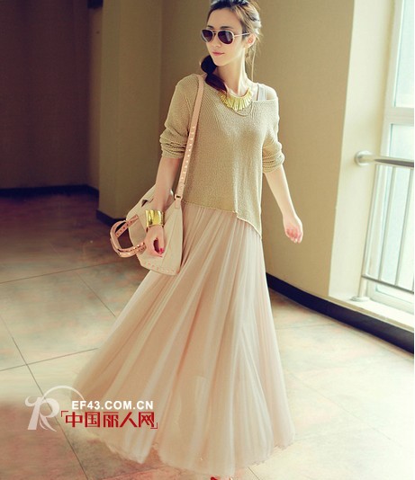 半身长裙怎么搭配 粉色半身裙牛仔连衣裙look