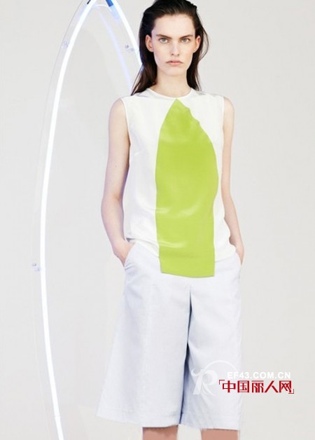 荧光绿服装怎么搭配 荧光绿适合配什么颜色