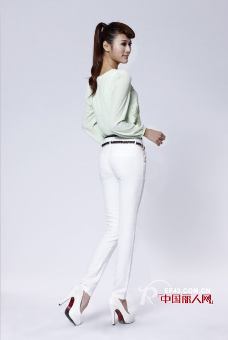 百搭的白色裤子 夏天瘦腿的好方法