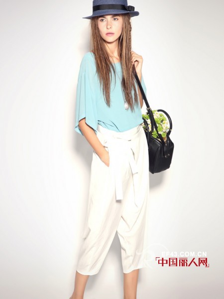 白色裤子怎么搭配显瘦 白色裤子配什么上衣好看