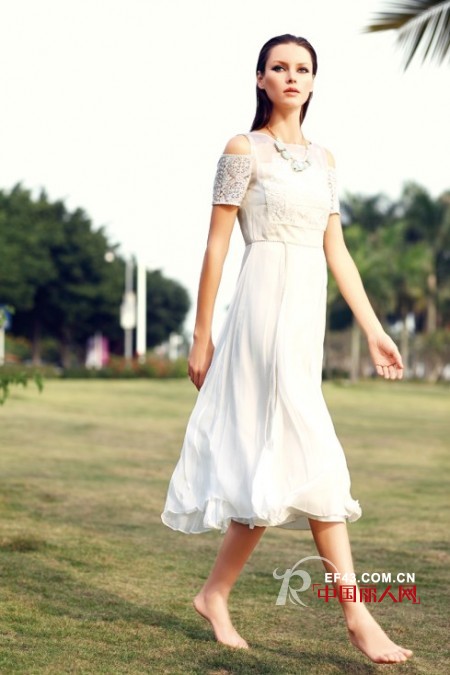 什么连衣裙比较显气质 白色连衣裙怎么搭配