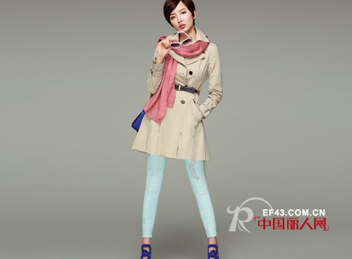 糖果色裤子怎么搭配上衣 糖果色小脚裤怎么搭配