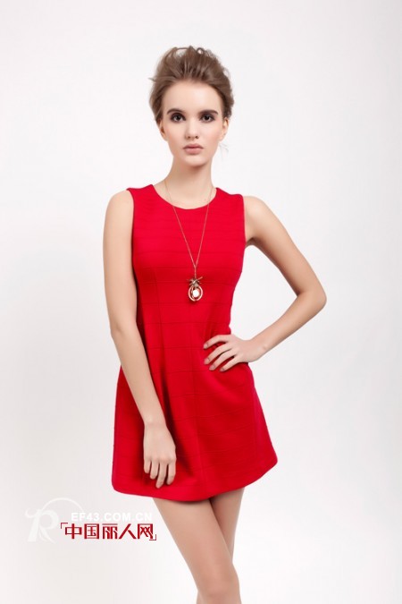 白玫瑰和红玫瑰的故事 玫瑰红无袖裙演绎激情夏季