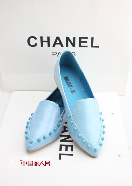 铆钉平底鞋好看吗? 2014新款铆钉尖嘴平底鞋