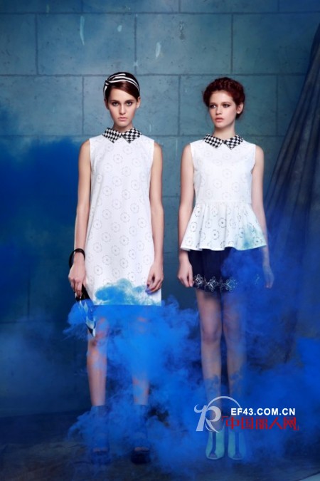 浅色系连衣裙新款 碎花沙滩裙v领性感潮范儿