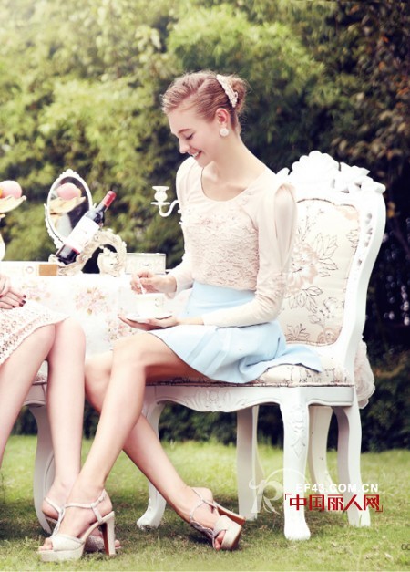 周末约会喝下午茶穿什么衣服 跟闺蜜约会穿什么服装合适