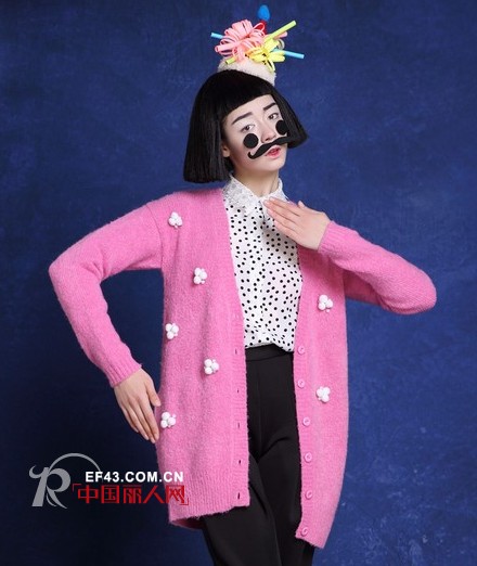 粉色针织衫搭配 白色球花玩味点缀 尽显文艺学院风