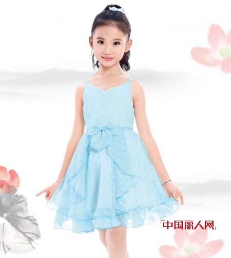 蓝色连衣裙怎么搭配 蓝色配什么颜色好看