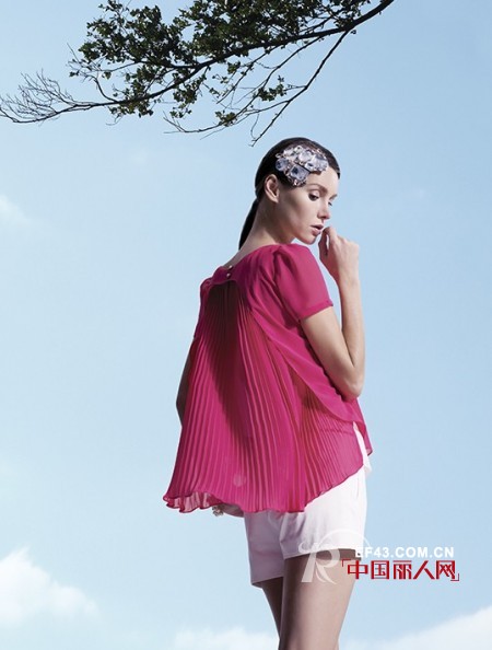 夏天穿什么颜色的衣服好?枚红色泡泡裙衬肤减龄