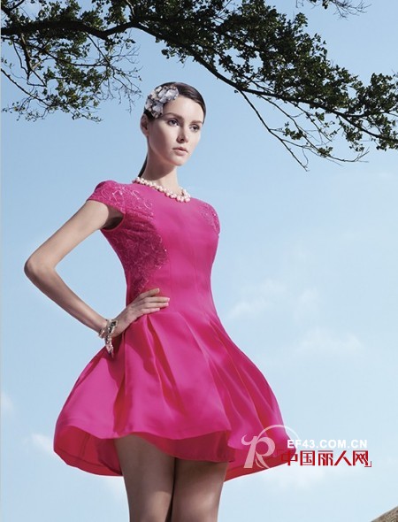 夏天穿什么颜色的衣服好?枚红色泡泡裙衬肤减龄