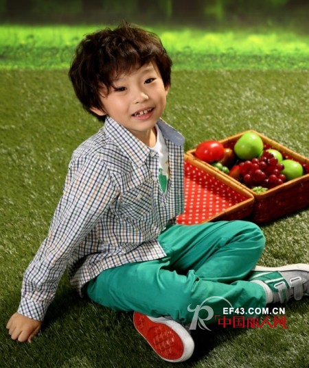 白色T恤配什么外套好看 春季T恤配怎样的薄外套好看