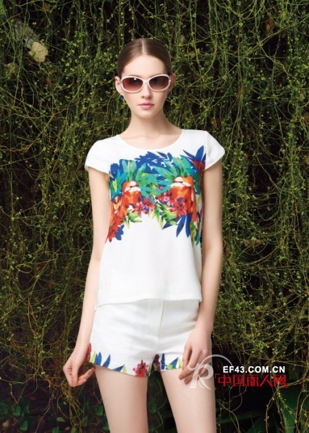 T恤怎么搭配才更个性 T恤配什么款式才会亮眼