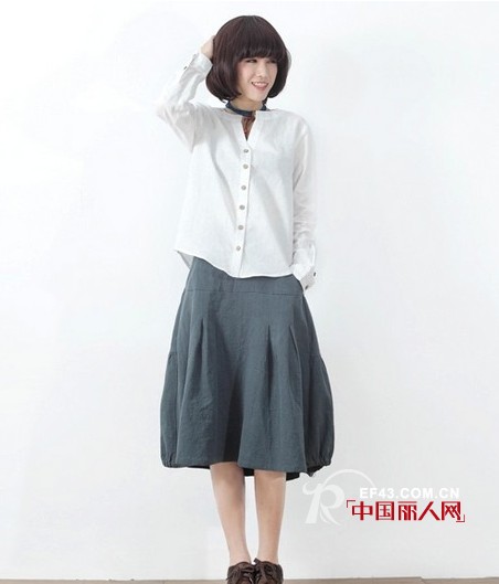 文艺复古半身裙款式 浅蓝色中袖衫渐变裙搭配