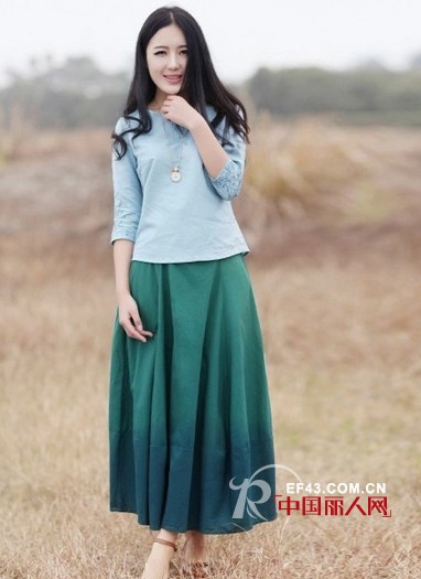 文艺复古半身裙款式 浅蓝色中袖衫渐变裙搭配