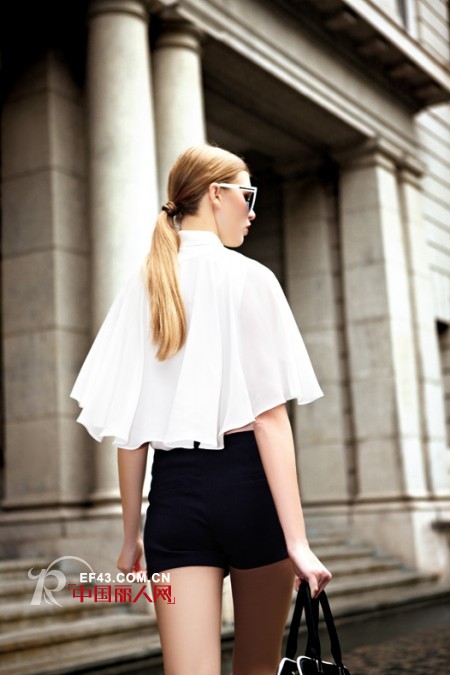 街拍霸气女王范儿燕尾裙手绘图案T恤经典黑白搭