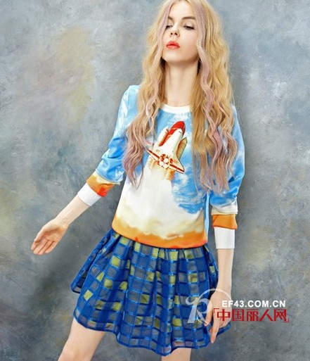 最新减龄穿搭术 百褶镂空裙个性印花衫搭配