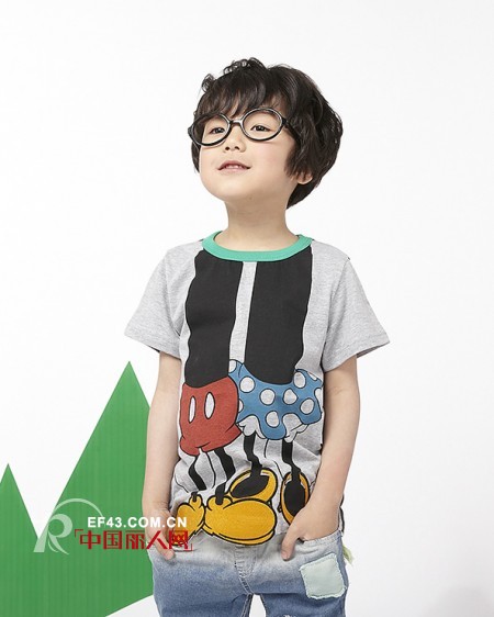 夏天适合穿牛仔裤还是休闲裤 小男孩T恤搭配牛仔裤还是休闲裤