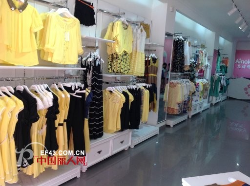 热烈祝贺艾诺绮品牌女装里水店喜迎开业