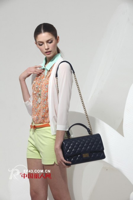 最近流行的搭配法则 撞色裙碎花衫小香风款式推荐