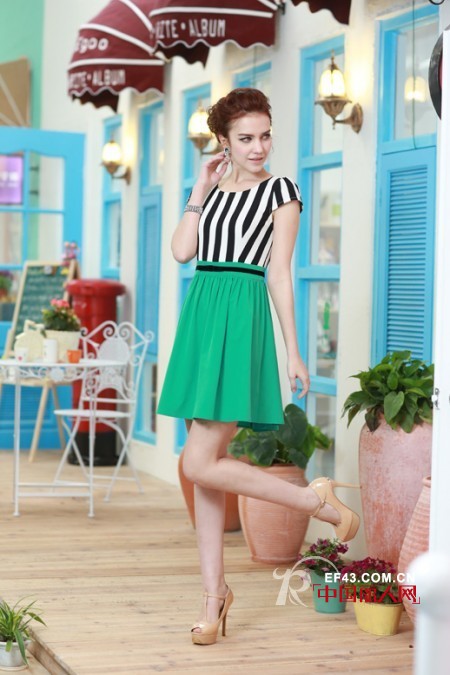 哪种领子连衣裙好看 碎花连衣裙款式搭配