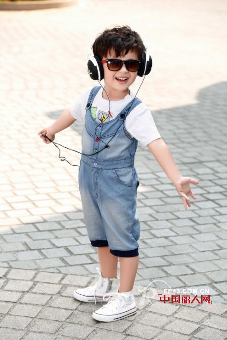 牛仔背带款式 背带裤 背带裙怎么搭配