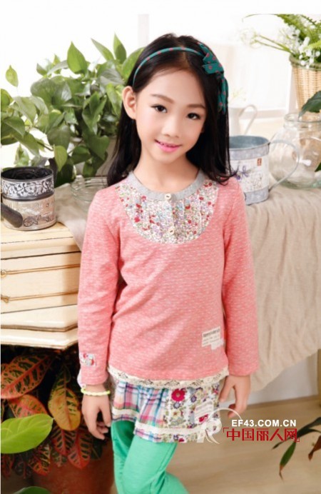 小女生流行发型 发饰搭配衣服