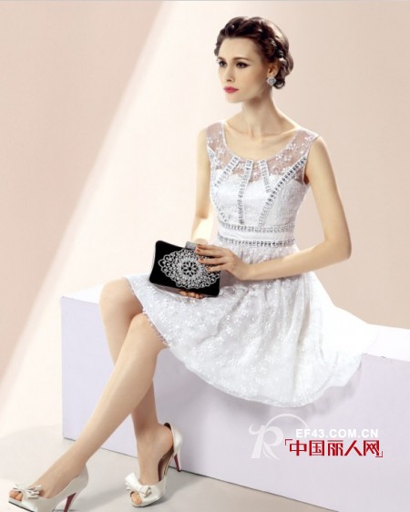 无袖礼服好看吗 无袖连衣裙怎么搭配