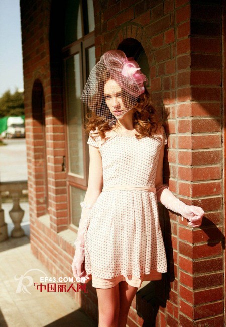 碎花波点连衣裙新款 木耳花V领裙LOOK