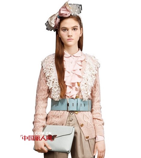 春季四月必备单品 镂空套头开衫搭配