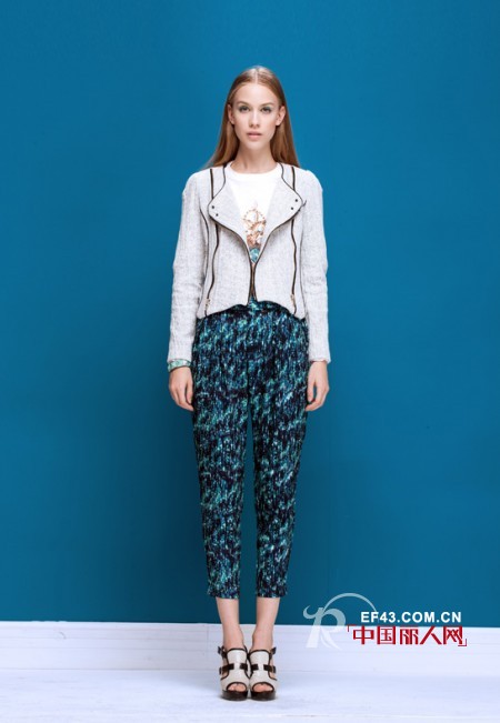 宽松花裤子怎么搭配上衣 春季九分花裤子搭配什么颜色