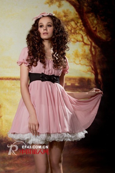 连衣裙束腰巧搭配 轻松营造视觉减重又拔高